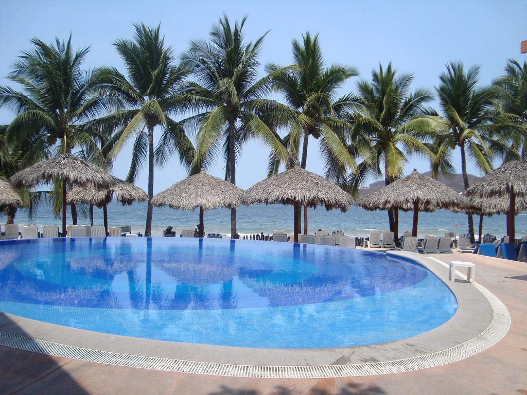 Hotel Villa Mexicana Сиуатанехо Экстерьер фото